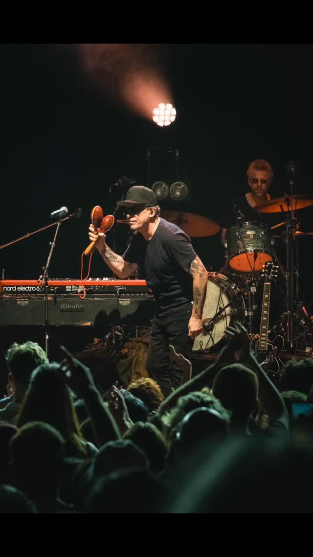 La gira europea de Andrés Calamaro sigue su curso y nos está dejando momentos increíbles como los que podemos ver en estas imágenes de su concierto en Cophenague.

¡Próximas paradas!👇🏽👇🏽

-28 JUNIO UCLÉS (CUENCA). Monasterio de Uclés

-2 JULIO  DONOSTIA / SAN SEBASTIÁN. Kursaal

-12 JULIO DUBLÍN. National Concert Hall.

-19 JULIO GIRONA, Sant Feliu de Guíxols - Festival Porta Ferrada.

👉🏽Más info y entradas en 🔗calamaro.com

📸 @livetonite @amagerbio @false.break
