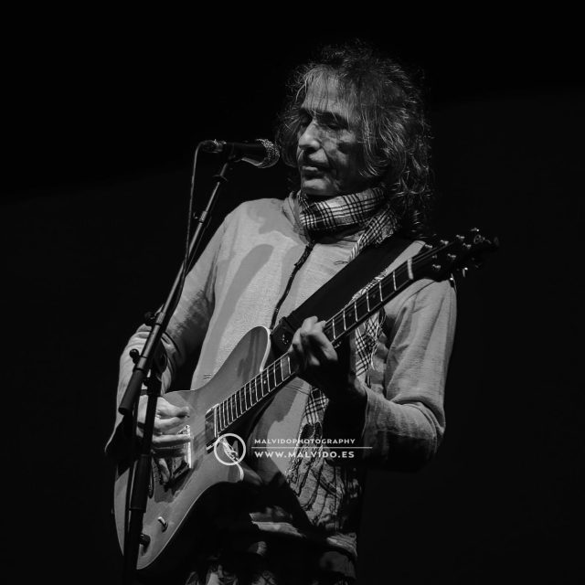 “Venme a ver, a ver, venme a visitar
Ven a ver si das conmigo
Venme a ver, a ver, ven a averiguar
Dónde coño me he metido”🎶🎶

Si te vas, que tu vuelo nos siga rozando hombre pájaro 💔 
Aquí, en la vereda de la puerta de atrás, quedan por y para siempre tus letras y tu música. 

Gracias por tanto✨✨

📸@malvido_photography
Ficoba (Irún). 31/05/2024